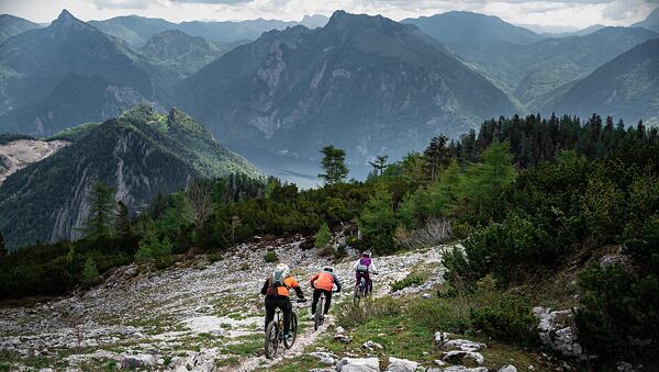 From the top of Mount Feuerkogel, a technical “50-degree” trail drops into the valley, where Gaspi was challenged by two-time Austrian downhill champion Elke Rabeder.