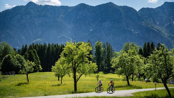Gaspi together with guide Karel Fosch during the ride up to the mountain hut Hütteneckalm above Lake Hallstatt.