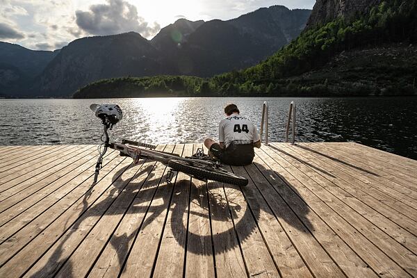 Gaspi is relaxing and sketching on the shore of Lake Hallstatt in Obertraun.