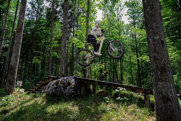 Right below the lower cable car station at Krippenstein, you’ll find the Obertraun Trail Center packed with jumps and berms.