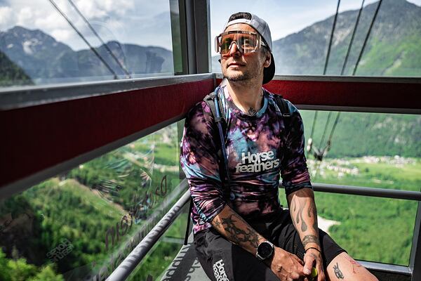 Gaspi is enjoying the cable car ride up to Krippenstein.